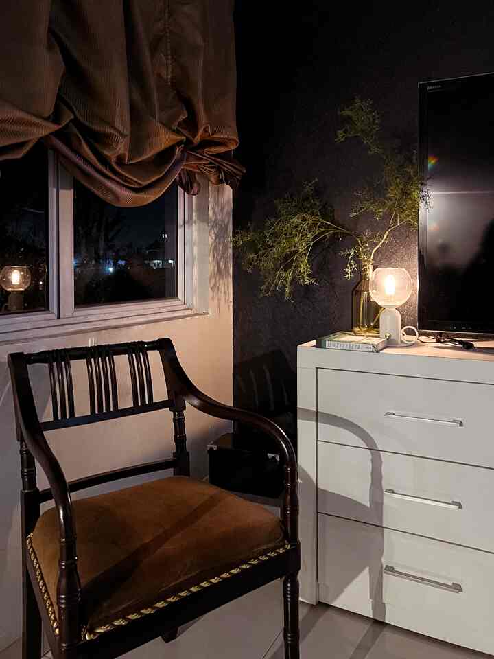 Master bedroom sederhana terlihat fancy?
Why not! ✨

Cukup menambahkan item dekoratif seperti lampu meja classic under 300k,artificial flower rangkai sendiri harga pertangkai mulai 9 ribu hingga 19 ribu rupiah,cushion cover motif elegant,rug lama,dan table runner yang dijadikan aksen tambahan bedcover ala hotel.Seluruhnya beli di Ikea.

Furniture kursi jati warisan oma diletakkan disisi meja tv custom berwarna putih,terlihat lebih fancy dengan dinding berwarna bold dan pencahayaan lampu lantern ikea.

Tips fancybudgetminim ku:
Pilih dekorasi yang eyecathing tidak harus mahal.
Padukan dengan pencahayaan yang tepat.
#fancybudgetminim
#bedroom
#fancybudgetminim
#loweffortfancy
#spilldecorlowbudget
#masterbedroom
#vintagestyle