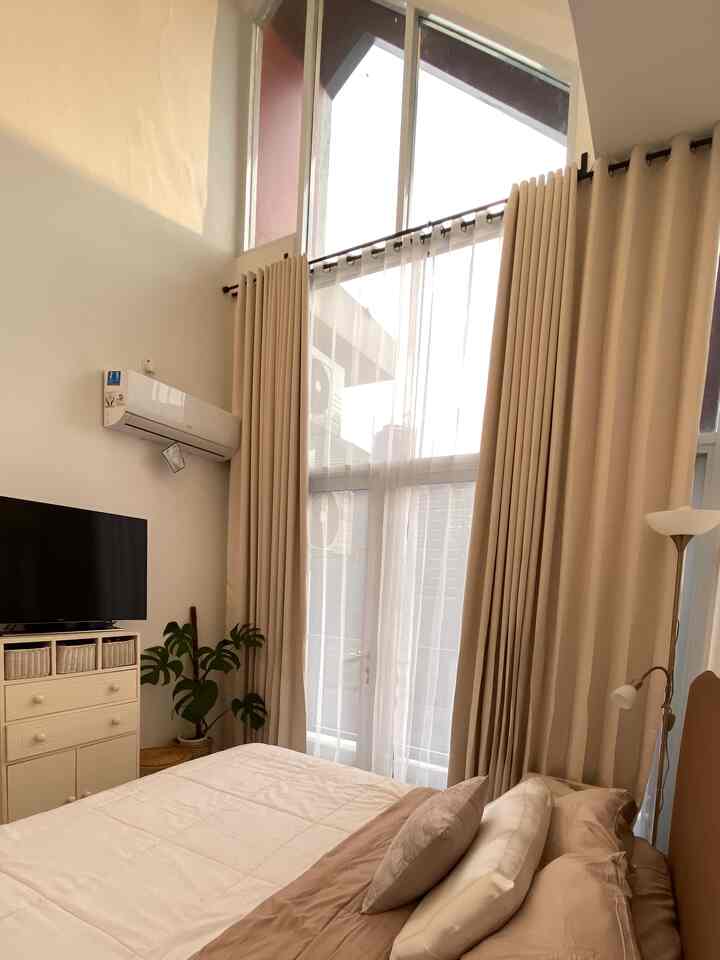 Saat merasa tidak enak badan, kamar tidur, mengisi ulang jiwaku kembali. Karena ruangan ini juga merupakan jiwa dari rumah ini, saya menikmati menginap di ruangan berwarna bernuansa bumi ini. Warna paling cerah di ruangan ini adalah daun monstera, dan karena jendela besar memungkinkan sinar matahari langsung dan terang, saya senang menghabiskan waktu di ruangan ini, terutama saat saya minum kopi bersama 🫶🏼✨

#myhomejourney, #ceritarumahku, #myfavoriteroom, #earthtone, #aestheticbedroom #bedroom #kamartidur #kamartiduryangnyaman