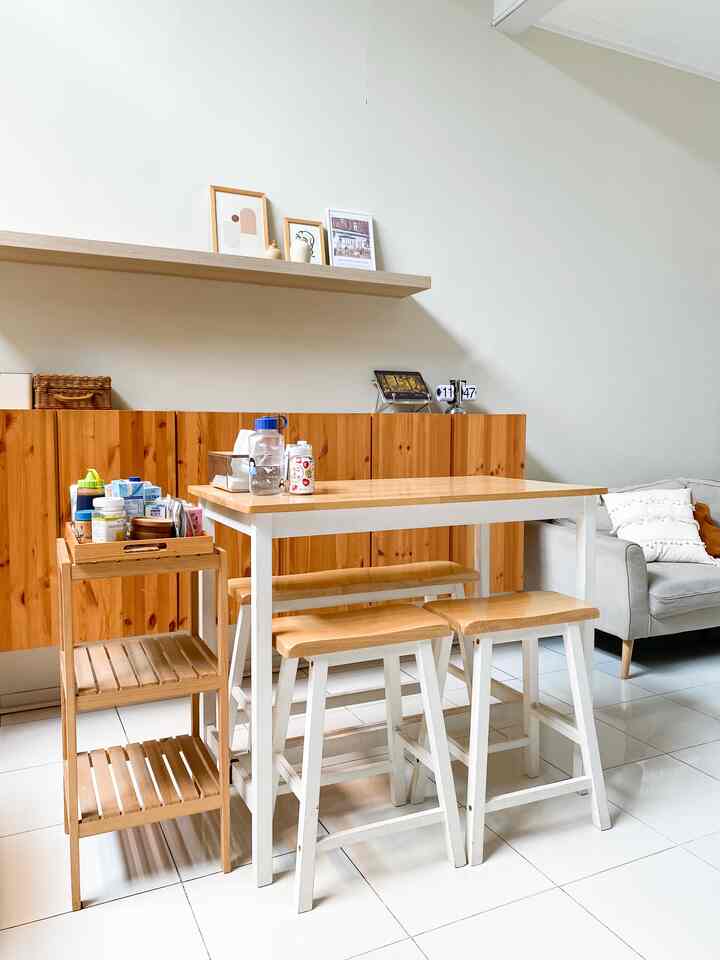 Konsep ruang makan dirumah kami adalah simple dan minimalis.

Kelebihan meja makan ini adalah size nya kecil dan tidak makan tempat, kekurangan nya agak capek kalau buat duduk lama.

Karena ruang makan dirumah menyatu dengan ruang tv, jadi asiknya kami bisa makan sambil nonto tv😊

Untuk dekorasi, tidak terlalu banyak.. hanya ada hambalan untuk pernak pernik seperti wall poster dan vase.

Sisanya barang furniture seperti lemari dan rak disamping meja makan tempat menyimpan coaster/ cemilan/ snack.

#DiningRoomDecor #DiningRoomIdeas #DiningRoomInspiration #bandung #openspacehouse #rumahkecil #rumahdeveloper 