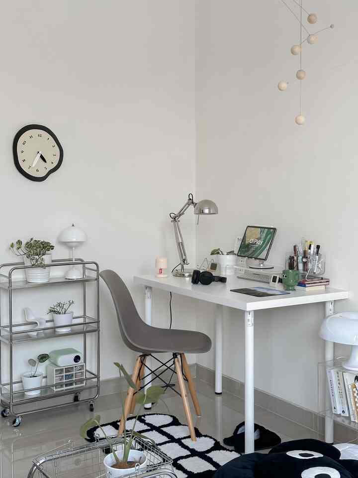 Room Updates:
After yesterday's makeover, my room looks wider than before so I can take pictures in this corner with wide mode. Of course, I added a carpet that matched the theme of the room. Really like!

#desktop #deskinspo #desksetup #IKEA