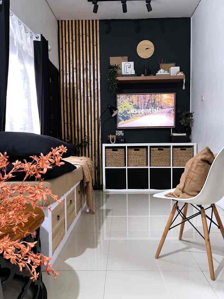 Seperti yang dilihat, Color Pallete rumahku ini di dominasi warna Bold dan Warm.
Warna warmnya dari warna-warna earth tone, kombinasi kekayuan juga perintilan dekorasi.
Sedangkan warna Bold seperti Hitam di aplikasikan juga pada warna dinding dan beberapa furniture di rumah.

Kami memilih pallete ini karena sebelumnya rumah kami memang bertema monochrome, hitam dan putih. Namun, karena terlalu monotone selama 5 tahun, jadi kami menambahkan unsur warm agar lebih homey dan cozy.

Cara kami memadu padankan warna adalah dengan mencari inspirasi di internet dan membuat moodboard warna terlebih dulu. Tips membeli dekorasi rumah, hindari membeli barang hanya karena lucu / aesthetic, tapi dipikirkan juga dengan mencocokan tone yang sesuai dengan color pallete rumah. 

Semoga menginspirasi ! 🥰
#BringColorstoMyHome #HomeColorPallete #HomeColorDesign #Moodboard #warmandbold #rumahminimalis #rumahmungil #rumahganteng #rumahkecil #rumahdeveloper #inspirasiruangtamu #dekorasiruangtamu #zarraawwrr #lollahouse #Bandung