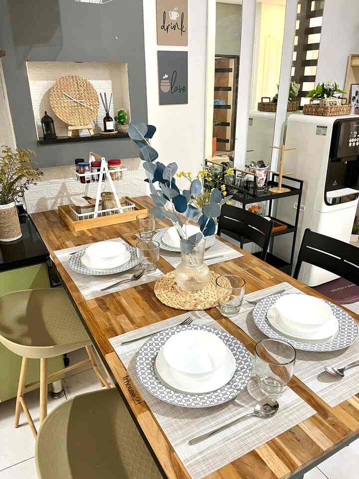 Dining Room ✨🍽️

Dining room dirumah ini menyatu dengan kitchen set. Untuk menambah kenyamanan kami menambahkan top table dari kayu FJL vibesnya menjadi lebih warm n cozy. Tidak lupa menambahkan vas bunga sebagai pemanis😊✨

#DiningRoomDecor 
#DiningRoomIdeas
#DiningRoomInspiration
#depok
#lifewithkids