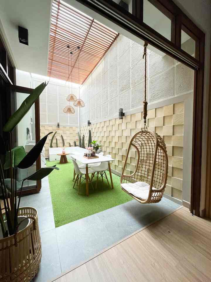 Ruang Makan/Diningroom

Sebelum renovasi dapur, ruang makan menyatu dengan dapur. Setelah renovasi dapur dan karena keterbatasan ruang, ruang makan/diningroom kami pindah ke taman indoor di bawah skylight. 
Ruang makan jadi lebih luas dan lega. 

Furniture dan barang dekorasi di ruang makan antara lain, meja makan dengan empat kursi, coffee table di taman indoor, troli tempat menyimpan piring makan, rumput sintetis dan lampu gantung dari rotan.

#KitchenRoomDecor #DiningRoomDecor #DiningRoomIdeas #DiningRoomInspiration #KitchenInspiration #DiningroomDecoration #RuangMakan #IdeRuangMakan #InspirasiRuangMakan


