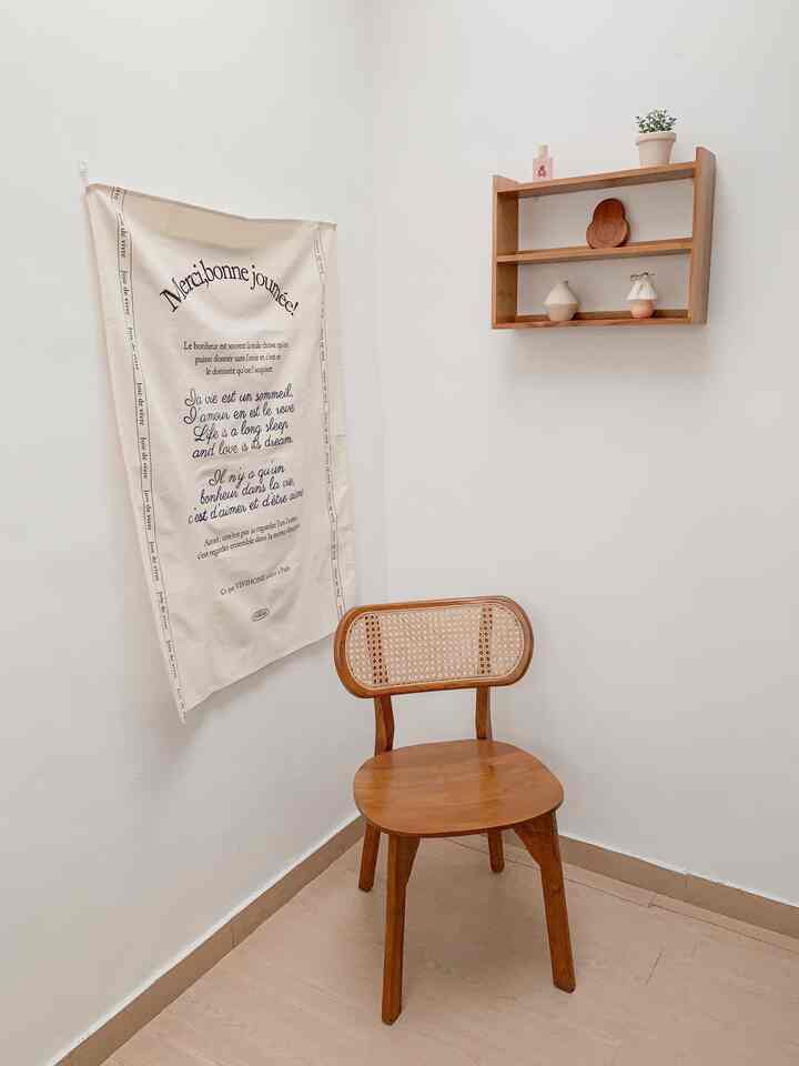 Dipojokkan ini salah satu favorite corner ku 🫰🏻
Disini aku jadikan reading corner atau tempat aku bersantai. Aku decor simple aja tapi tetap harus terlhat aesthetic dengan sentuhan tema wood.

#aestheticroom #aesthetichomedecor #homestyling #homedecor #decor #koreanroom #koreanstudio 