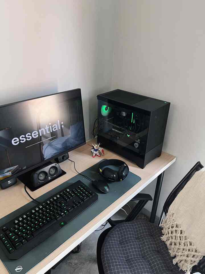 Tempat Kerja & Gaming nya Suami 

Lakik banget yaaa look nya hehe nantilah kita tambahin foto bini nya di meja situ yaaa 😂

#kaihouz
#industrialhouse
#ikeatroli 
#inspirasirumah
#industrial
#minimalist