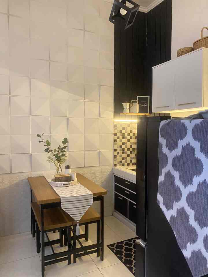 Dapur yg menyatu dengan dapur dimensi 3x3 m harus diakali dengan meja makan yg minimalis sehingga msh ada space di dapur yg mungil ini. Ditambahkan dekorasi yg membuat dapur lebih nyaman seperti lampu gantung dan pernak pernik dapur lainyya

#kitchestyling #kitchendecorideas 
#kitchenmakeover #dapurminimalis #