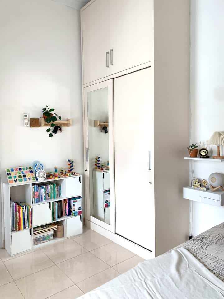 Kid Bedroom ✨

Kamar anak merupakan area ternyaman untuk anak. Kami desain seminimalis mungkin agar terlihat rapi dan nyaman. Oleh karena itu, kami menggunakan furniture yang bisa digunakan sebagai storage (area penyimpanan) seperti rak buku dan dipan kasur. Area penyimpanan sangat dibutuhkan agar kamar anak tetap rapi, menarik dan nyaman untuk akses mereka bermain. 

#DekorasiKamarAnak 
#InspirasiKamarAnak
#KidsRoomStyling