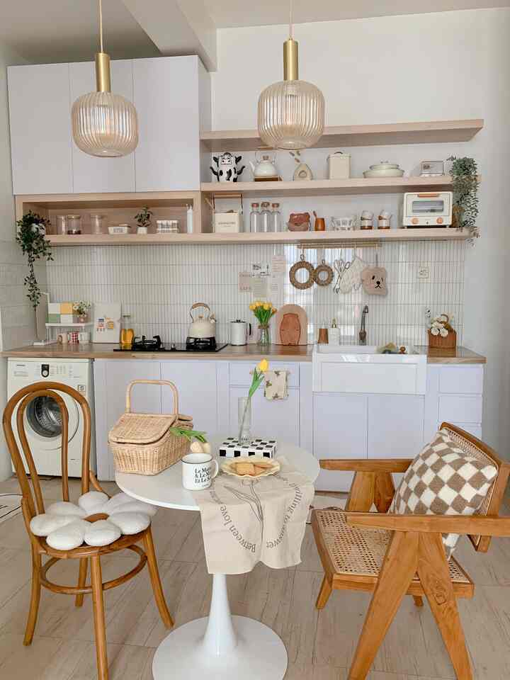 Ig: @rumah_fish
Pengen styling dapur ala cafe.. karena kemaren meja makan ku serba kayu maka biar sedikit lebih fresh aku menggantinya dengan meja bulat putih ditambah beberapa kursi ... dan agar semangat dalam mengerjakan segala aktivitas di dapur aku tambahin mini poster dg kalimat penyemangat 😃
#kitchenstyling
#kitchendecorideas
#kitchenmakeover
