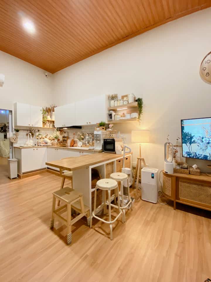 Dengan luas bangunan dibawah 100m, aku menyiasati ruangan tanpa sekat jadi terkesan lega. Dari ruang tamu ke dapur ada sliding door kaca. Sliding door ini berfungsi biar ac ga bekerja dengan keras jd hanya mendinginkan sebagian area saja. 

Tapi pada kesehariannya sliding door jarang ditutup jadi ruangan plong. LB 98m dan LT 120m memilikin 2 Kamar tidur, 2 kamar mandi, ruang tamu, hallway, ruang dapur, tamab outdoor, dapur, ruang tv, ruang laundry dan gudang.

#kylehome #minihome #nevertoosmall #tinyhouse #rumahdeveloper #tanah120m #rumahtumbuh 