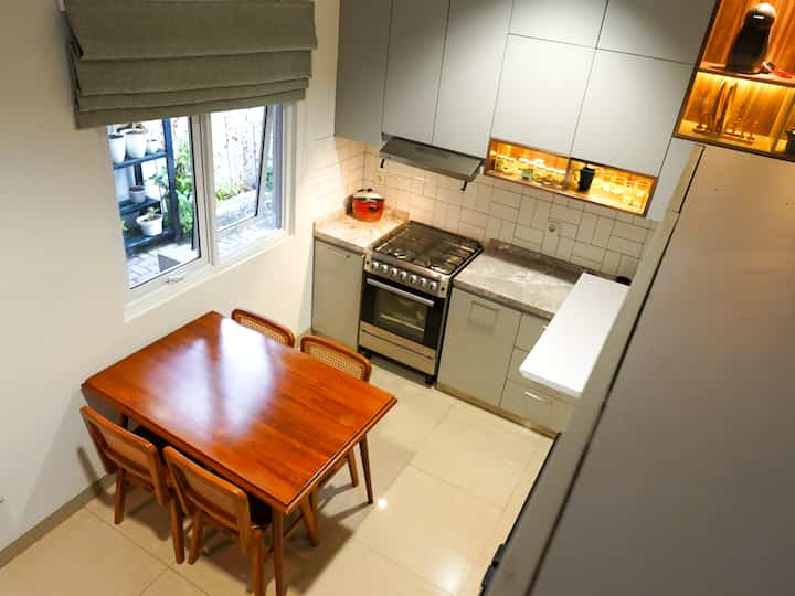 Dapur di igsa home yang luasnya 3.5x2.8 m. Kami berusaha memanfaatkan space semaksimal mungkin dengan memilih furniture dengan warna terang, khusunya yang nempel ke tembok

#dapurkecil #smallhome #nevertoosmall #rumahmungil #tinyhouse 