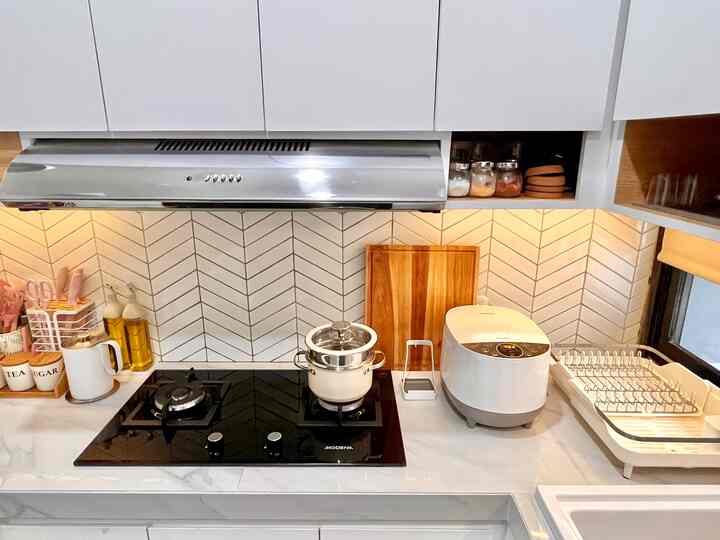 Menata dapur dengan low budget tapi tetap estetik. Tidak harus selalu pakai barang bermerk  atau harga yang mahal, menurutku selama barang itu berguna dan masuk dengan tema ruangan walaupun dengan harga terjangkau, tetap bisa menjadi dekoratif item yang akan mempercantik ruangan. 

Selain itu aku juga pakai keramik motif carara ukuran 120x60 cm untuk top table beton di dapurku. Ini sangat menghemat budget bila dibandingkan memakai keramik dengan ukuran lebih kecil. Juga membuat tampilan top table lebih rapi karna nat pembatas hanya sedikit. Saat pembuatan top table, aku request pak tukang untuk tebal top table sekitar 7cm agar tampak lebih rapi dan clean. 

Semoga dapurku ini bisa menginspirasi tetangga online semua ya

#LowBudgetKitchen #LowBudgetKitchenMakeOver #LowBudgetKitchenInspiration
#inspirasidapur #toptablebeton #tempatminyakestetik #dapurestetik #japandikitchen