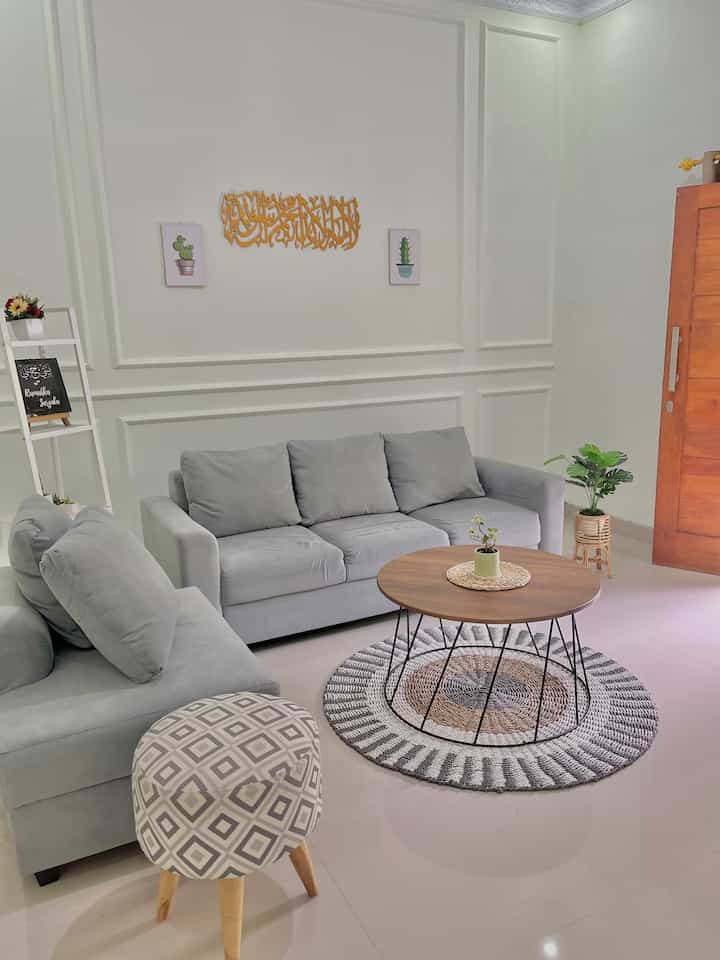 Hallo.. Assalamualaikum semuanya.
Mau sedikit cerita tentang ruang tamu kami. Karena rumah kami rumah tumbuh dan berukuran tidak terlalu besar kami memilih tema minimalist. Selain diruang tamu tema ini juga kami masukan diruang tv/keluarga agar terlihat nyaman.

Dalam pemilihan furniture kami juga mililih bergaya minimalist yang didominasi warna abu coklat  putih dan di kami kasih sentuhan tanaman agar ruangan terlihat lebih sejuk dan modern.

Sedikit aku mau spill beberapa isi yang digunakan diruangan ini.

Semoga bermanfaat yaa.🥰❤️🙏



 #ruanganminimalis #minimalist #homedecorinspo #aesthetichomedecor