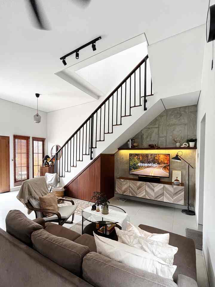 AREA BAWAH TANGGA!
Kami jadikan untuk ruangan TV & kabinet untuk menyimpang barang-barang ayng tidak dipakai setiap hari. 
Konsep area ini lebih ke warm minimalis, dengan sentuhan warna earth tone, konsepnya pun Open Plan jadi menyatu dengan hallway juga. 

Area/ ruangan ini menjadi salah satu yang favorite kami krn kabinet meja TV menggunakan HPL yang kami buat custom sangat eye catching😍

#aestheticroom
#aesthethetichomedecor
#homestyling
#rumahminimalis #homedecor #homecafe #livingroom #stairs 