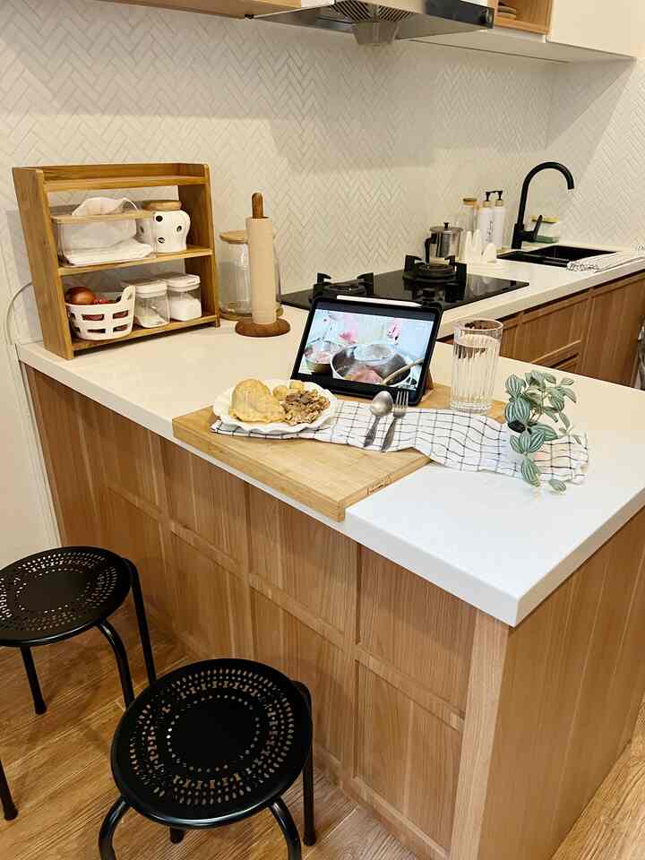 Dirumah ini dining room dan kitchen adalah satu kesatuan,, memanfaatkan island table di dapur, disitulah sehari2 tempat makan biasanya,, Jadi sambil duduk2 bisa nunggu masakannya matang,, #DinningRoomDecor #DiningRoomIdeas #DiningRoomInspiration