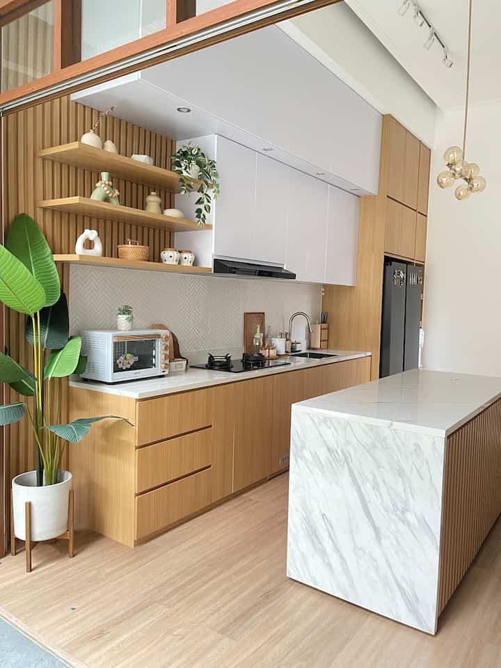 Kitchen Set dan Kitchen Island Custom

Kitchen Set dan Kitchen Island didesign dan dibuat secara custom untuk menyesuaikan luas ruangan, sehingga lebih optimal. Memudahkan dalam penyimpanan barang-barang dapur dan agar memberikan kesan lebih tertata rapi. 

Pertimbangan dalam memilih furniture custom

Beberapa pertimbangan dalam memilih furniture custom antara lain: 
1.Bahan/ kualitas furniture yang baik (berkualitas tinggi) agar awet dan tahan lama.
2. Ukuran 
Pengukuran ruangan untuk mendapatkan ukuran yang ideal.
3. Pemilihan Warna
Pemilihan warna furniture yang senada dengan warna dinding atau elemen dekorasi interior lain.
4. Fungsi dan kenyamanan
Design furniture disesuaikan dengan fungsi atau kebutuhan. 
5. Gaya/ design 
Gaya furniture disesuaikan dengan tema rumah
6. Biaya
Apapun jenis furniture yang dipilih, disesuaikan dengan biaya/ anggaran yang ada

Sebelum custom furniture, biasanya aku mencari ide atau referensi design yang sesuai demgan tema rumah di pinterest atau internet. Berkonsultasi dengan vendor yang berpengalaman dalam mendesign dan membuat furniture custom.


#customfurniture #personalizedfurniture #uniquefurniture




