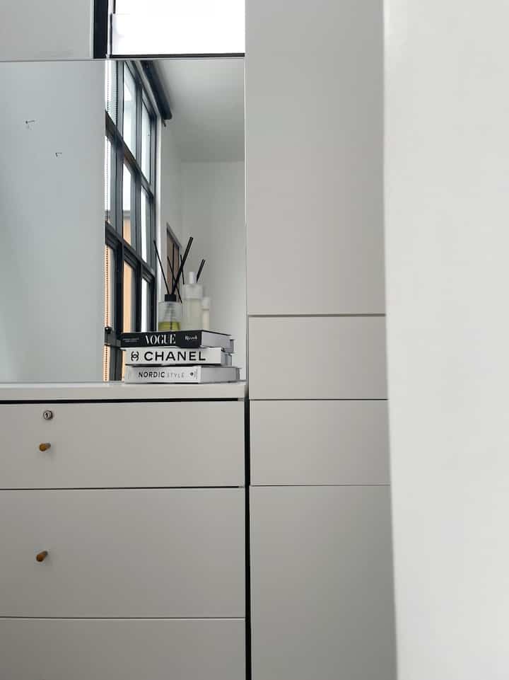 Mini walk in closet dengan ukuran 1,7mx1,5m yang mini tapi terkesan clean&banyak storage.✨

#smalldecorations #decorationsinfo #pernakpernikruangan #miniwalkincloset #ikea #prodesign #hmns 