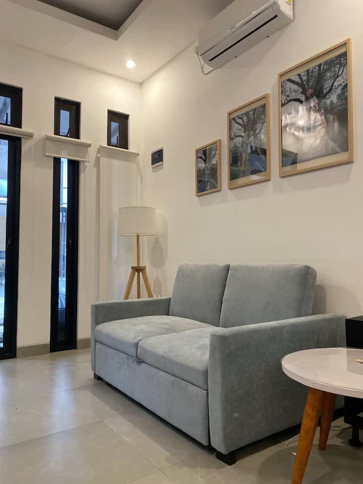 Introducing our new member - sofa hijau.
Biar nuansa living room tidak monoton dengan collor pallete kayu - hitam - putih. Kami memilih untuk membeli sofa berwarna hijau untuk memperbarui nuansa living room.
Kami membeli sofa ini di @informaid
Menurut teman2 cocok ga nih?

#livingroomstyling #livingroomdecor #livingroommakeover #ruangtamu #ruangtamuminimalis #homedecorindonesia