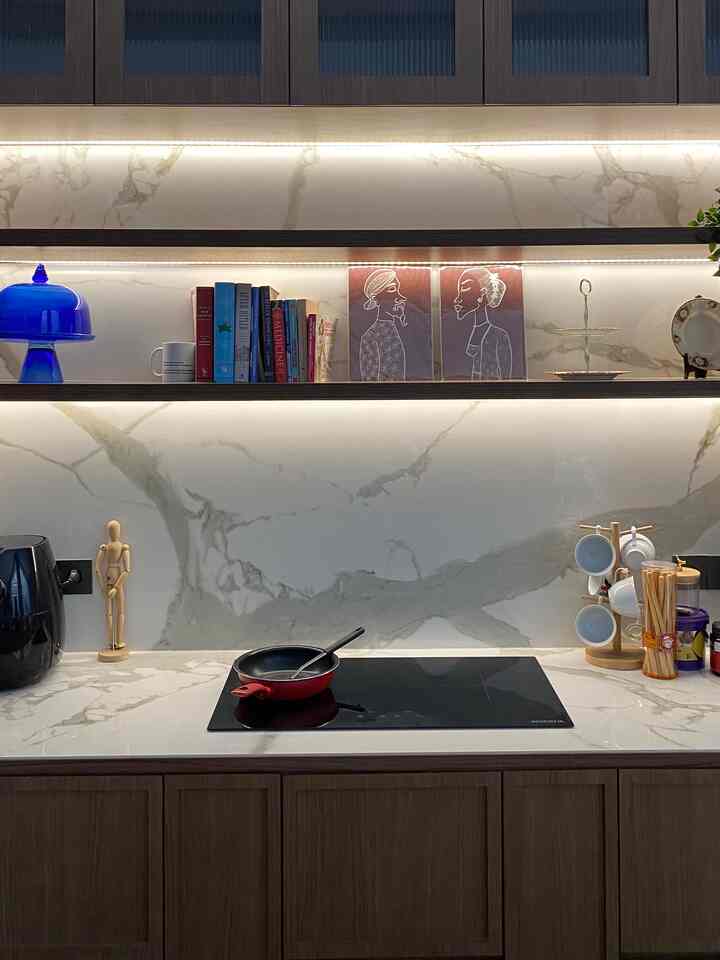 Styling dapur dilakukan bertahap. Harapannya dapur selain menjadi tempat masak, juga untuk rekreasi. Itu sebabnya kita letakkan buku-buku yang bukan buku masakan apalagi dummy. Buku yg dipajang di singgasana teratas di rumah ini adalah buku yg bermakna bagi keluarga kami, seperti: buku yg digunakan ketika memberikan kejutan di sekolah dengan tampil sebagai story teller di depan kelas :)

Selain buku, hiasan yg baru kita beli Sabtu kemarin adalah digital art karya Asmara Wreksono. Nuansa coklat, putih dan Jawa tapi juga modern. Sesuai banget sama nuansa rumah dan penghuninya.

Masih terus hunting untuk memenuhi focal point dapur kami :)

#kitchenstyling #kitchendecorideas #kitchenmakeover #digitalart #art