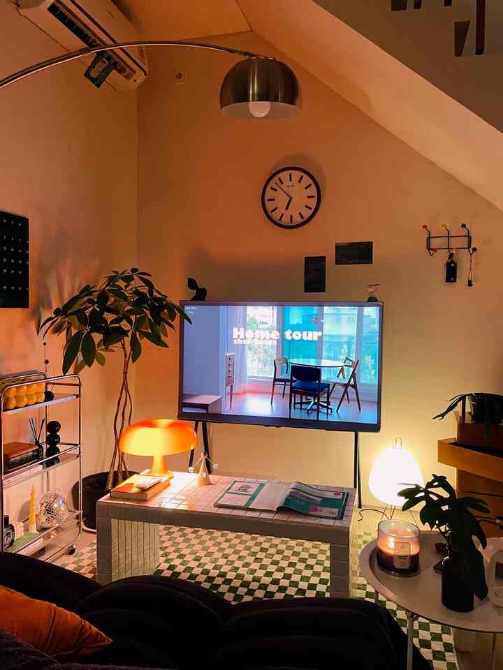 Hampir semua ruangan di rumah menggunakan perpaduan beberapa tema yaitu korean, mid century modern, dan retro. Salah satunya di living room saya 🛋️ .

Saya menyukai tema ini karena tema ini memiliki banyak color palet sehingga saya lebih bisa berekspresi dalam memberikan warna pada ruangan melalui furniture ataupun item2 dekorasi sehingga ruangan terasa jauh lebih berwarna dan menarik.

Pemilihan item item pada ruangan juga saya sesuaikan yaitu penggunaan item2 retro seperti mushroom lamp berwarna orange, keramik tile, karpet bermotif catur, disco ball, space age clock sehingga memberikan kesan nostalgia ke era 1970an🪩🕺💃

#midcenturymodern
#homedecorinspo
#aesthetichomedecor
#retro
#livingroom
#livingroominspo
#livingroomideas