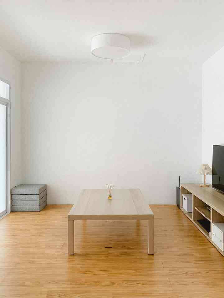 Keindahan sederhana yang menghiasi setiap sudut ruang tamu, menjadikan rumah minimalis ini tempat yang nyaman untuk berbagi momen tak terlupakan bersama keluarga dan teman-teman. 
Tempat di mana kenyamanan dan hangatnya pelukan rumah bersatu, menciptakan momen-momen istimewa yang tak terlupakan.
🏡✨ 
#myhomejourney
#ceritarumahku
#myfavoriteroom
#kyoohouse
