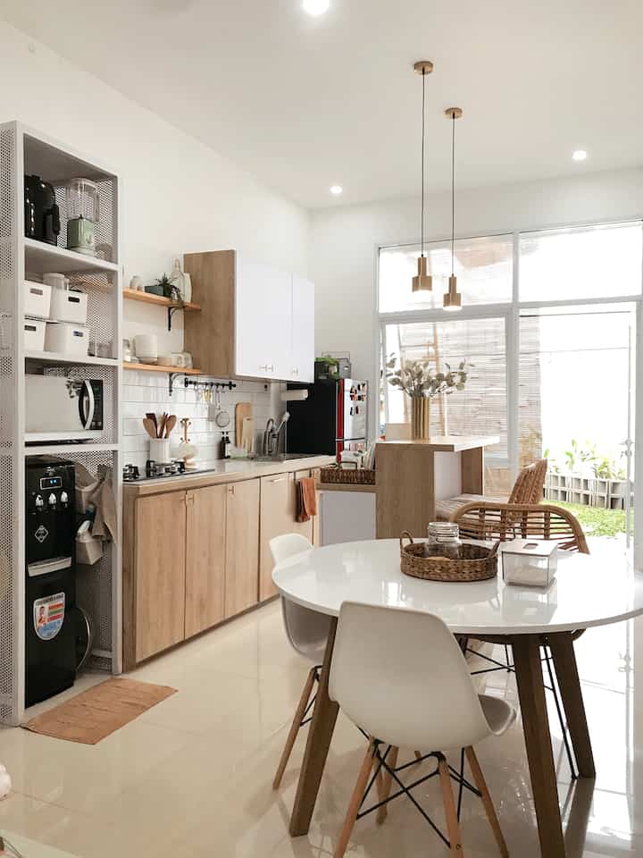 Terrahauz_ merupakan rumah pertama yang kami tempati setelah menikah di tahun 2020 ketika masa covid lg tinggi tingginya. Sy inget banget proyek interior pertama setelah rumah ini beres adalah dapur. “Gapapa yang lain seadanya aja dulu yang penting dapur udah jadi, enak dipake masak pokonya”😄. Jadi pemilihan pertama color pallete, material, furniture, semuanya dimulai dari dapur ini. 

Karena ini rumah pertama, kita mikirnya harus pake warna netral aja, biar nanti ketika udh punya budget isi ruangan lain gampang ngikutin nya. Jadilah tema minimalis-scandinavian ini yang sepertinya cocok untuk dinamakan tema di terrauauz_ konsep rumah yang paling banyak dipake di banyak rumah saat ini yaa kayanya😁

Menurut saya konsep rumah itu gak ada yang jelek atau aneh, semuanya merepresentasikan kebutuhan, kesukaan masing masing owner rumah, dan pasti setiap orang itu beda2 kan seleranya. Yang paling penting konsep rumah nya bikin penghuninya nyaman dan selalu seneng liat rumahnya, bikin betah pokonya.😊

#minimalist #scandinavian #homedecorinspo #aesthetichomededor #rumahcluster #bandungtimur #rumahmungil #livewithkid 