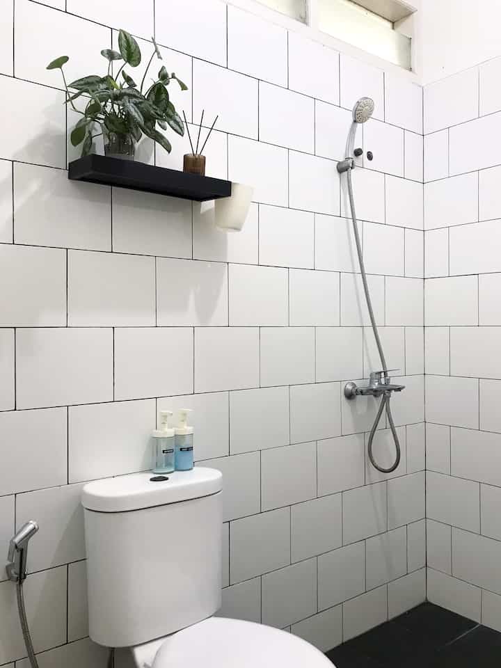 Ada 4 kamar mandi di rumah ini, salah satunya bersebelahan sama mushola. Kamar mandi ini lebih sering dipakai untuk wudhu, jadi tidak banyak perlengkapan mandi di sini. 

#myhomejourney #ceritarumahku #bathroom #kamarmandi #minimalis #monochrome #rumah #indoorplant #dekorasirumah