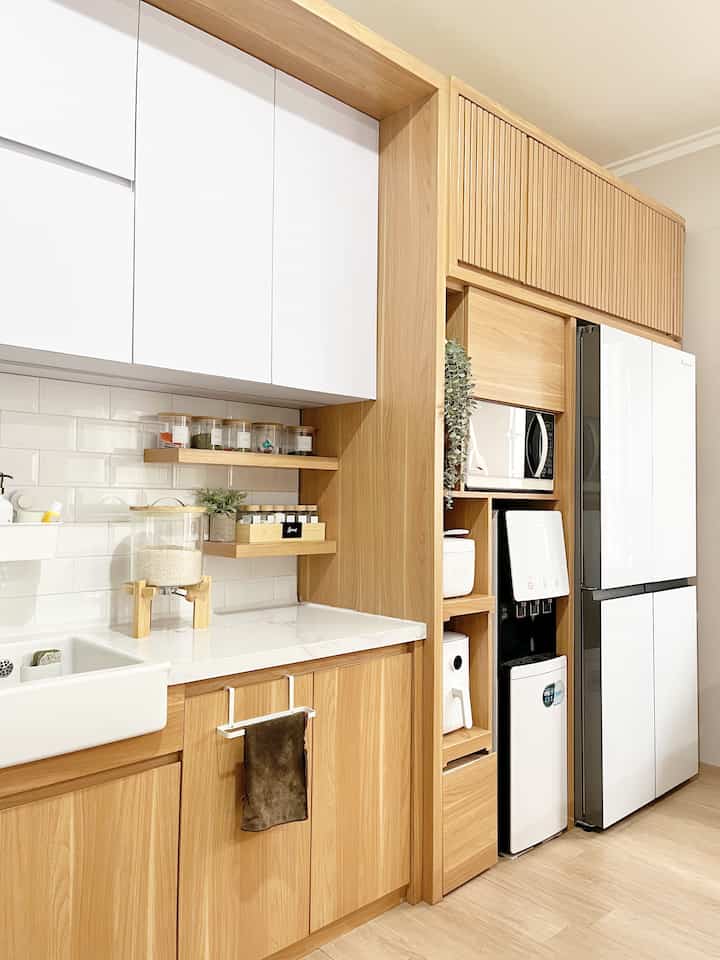 Sudut lain dapur japandi 😍

Dominasi warna putih pada dinding dan interior memberikan kesan clear pada ruangan. Oiya, kamu bisa tambahkan tanaman artificial warna hijau supaya ada keseimbangan warna ya ❤️

#japandi #dapur #dapurmodern #dapurjapandi #homedecor 