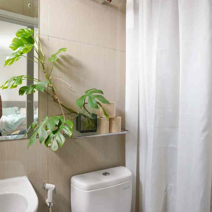 Kamar mandi kamar utama yang hampir semua accesoriesnya dari Ikea. Tanaman kami gunakan agar kamar mandi terasa segar, karena kamar mandi ini dapat cahaya matahari di pagi dan siang hari. 
#rumahcluster #kamarmandiminimalis #minimalist #tropical #kamarmandikecil #kamarmandikering 