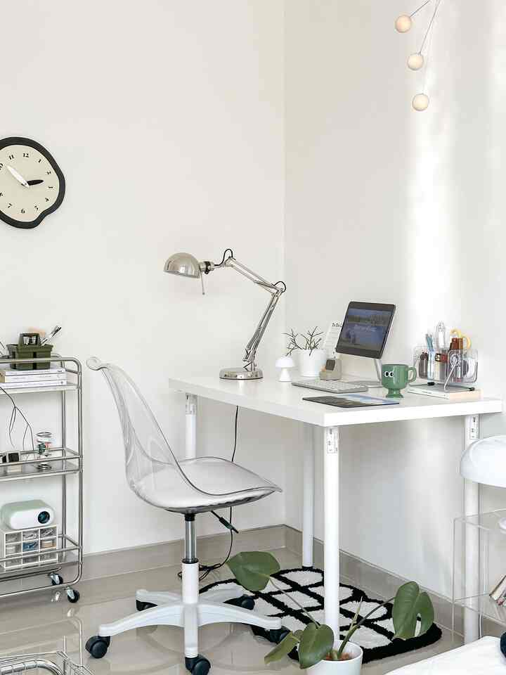 [Desk Inspo] Clean & Minimalist Style 📓🌳

Untuk styling workdesk aku menggunakan dekorasi yang tidak hanya estetik namun juga mengutamakan fungsinya. Seperti rak hingga kursi. Sehingga saat duduk didesk ini mood tetap terjaga dan produktif ~ 

#desksetup #deskinspo #deskdecor #aestheticroom #koreanstyle