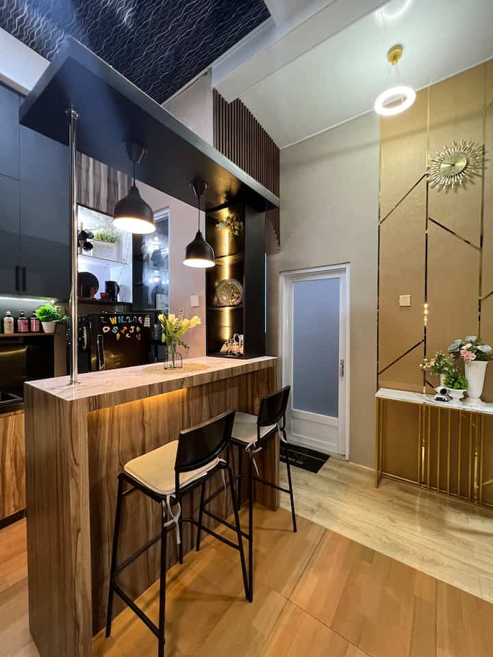 Selama belum punya meja makan. Ya disinilah kami makan ( karna aku dan suami bisa bercerita sambil makan )

Ini konsep nya apa ya kira ? 🤣


#minibar #barminimalis #dapurmodern 
