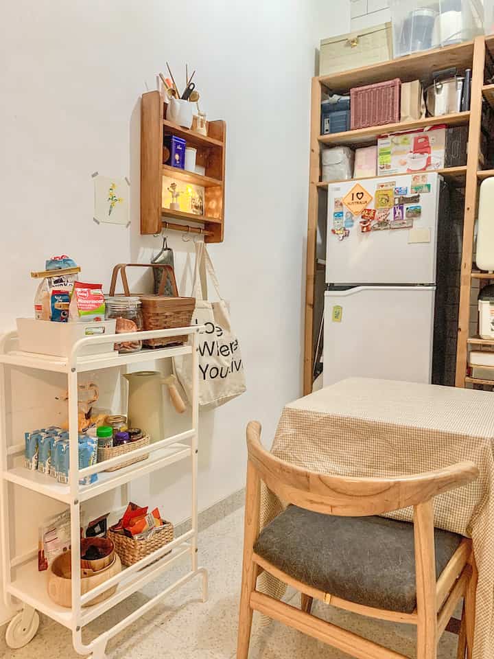 #liveslowly

Kali ini saya share ide mini diningroom dengan segala pernak pernik mini favorit untuk menambah nilai estetika. Trolley putih berisi makanan sangat yg mudah dipindahkan dan tidak memakan banyak tempat. Meja kecil cukup untuk 2 orang dengan kain penutup meja motif nordic cream menjaga meja agar tidak kotor. Menciptakan ruangan estetik tidak perlu mahal bukan? Semoga enjoy ya..

#diningroom #minidiningroom #diningroomlowbudget #liveslowy