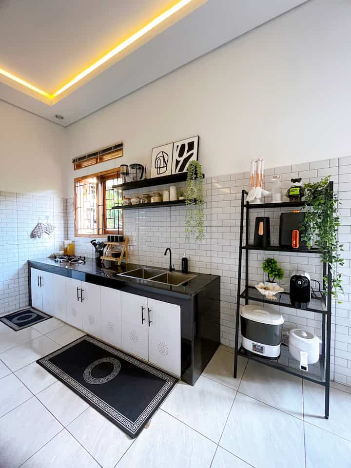 DAPUR MONOCHROME BUMI GERRD

Dapur segaris versi lowbudget tapi tetap terlihat cantik dan estetik.
• Kolong meja hanya menggunakan pintu yang terbuat dari multiplek agar tetep terlihat rapih. 
• Menggunakan ambalan karna selain menambah dapur menjadi manis juga masih berfungsi untuk tempat penyimpanan keperluan di dapur.
• Menggunakan rak terbuka untuk penyimpanan gedget dapur.

Aku memilih item ini karna memang aku suka dapur yang gundul sehingga terlihat lebih lega. Yang peling penting ini sangat low budget sekali cocok buat aku kaum mendang mending. Apalagi barang barang di dapurku masih tergolong sedikit jadi aku belum memerlukan kitchen set yang bisa menghabiskan budget besar.

Untuk  pintu kolong dapur, ambalan dan rak terbuka budget yang dikeluarkan kurang dari 1 juta rupiah. Tips dari aku selalu mempertimbangkan fungsi terlebih dahulu sebelum kita memutuskan untuk membeli sesuatu yang mahal. Kalo yang low budget aja bisa bertahan lama, fungsinya sama dan meembuat cantik. Kenapa harus terburu buru memaksakan membeli yang mahal. 

#bumigerrd #LowBudgetKitchen #LowBudgetKitchenMakeOver #LowBudgetKitchenInspiration #dekorasidapur #dapurmodern #dapurmonokrom