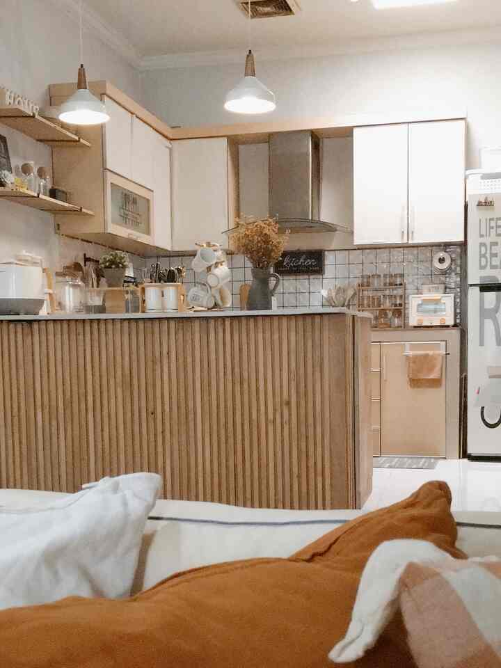 Dapur Open Space Japandi style
(Make over, Low budget and DIY)😍

Awal nya dapur ini sempit krn tertutup dinding pembatas, akhir nya di jebol agar jadi dapur Open Space, untuk mengisi bagian yg kosong dr dinding n ruangan samping nya, maka kami dpt ide bikin Island Table Low Budget DIY an aku dan suami, dgn bermodal nekad aza cari" inspirasi di pinterest dan ig....


Hpl kabinet kitchen set, kami ganti dg kertasive  gratis endorse an. 
Top Table, stiker vinyl sisa lantai

Jebol dinding dan beli material 500rb
Upah tukang 500rb ( merapikan bekas dinding jebol
Bikin Istland Table 2 x 1 meter tinggi 1 meter
dg bagian bawah di fungsikan lemari" penyimpanan
kisaran biaya 1 jt an (Bikin Island Table) 
Bahan multiplek 15mm
Bagian top table lapis kertasive gratis endorse an

Total Keseluruhan : 2 jt an 

( Tukang hnya jebol dan rapihkan bekas nya) selebihnya pembuatan island table DIY an 1 minggu ber 2 suami 🫢😀 gratis

Semoga menginspirasi 🙏😊

#LowBudgetKitchen #LowBudgetKitchenMakeOver
#LowBudgetKitcheninspiration #islandtable #Kitchenopenspace #japandi


