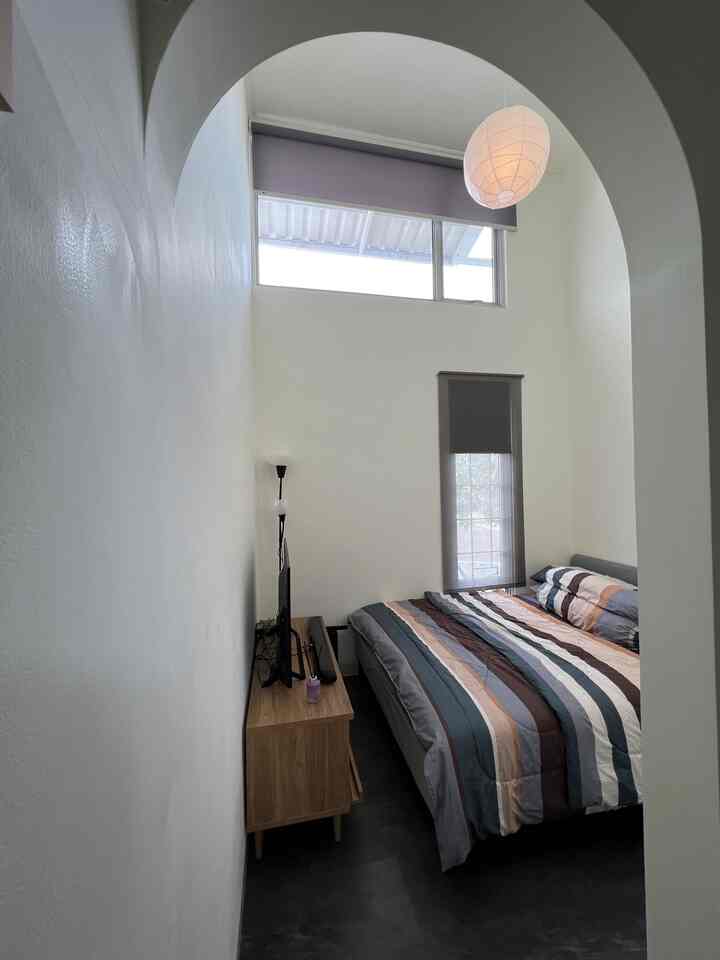 Untuk mengakali kamar tidur yang kecil, pintu dilepas agar tidak memakan space yang terlalu banyak. Akses masuk ke kamar disatukan dengan lorong ke kamar mandi dan juga ke wardrobe.  Dominasi lampu warna kuning sengaja dipilih untuk membuat kamar tidur menjadi lebih nyaman untuk beristirahat. #Bedroom #SmallBedroomIdea #RumahCluster #GadingSerpong #LivingAlone