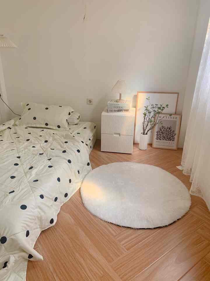 Kamar serba putih memberikan kesan luas dan lega. Beberapa walldecor ak pakai agar kamar lebih kelihatan hidup. Dengan sprei motif polkadot memberikan kesan sederhana. 

#Kamaraesthetic 
#inspirasikamaraesthetic 
#kamar3x3 
#roominspiration
#kamarminimalis 