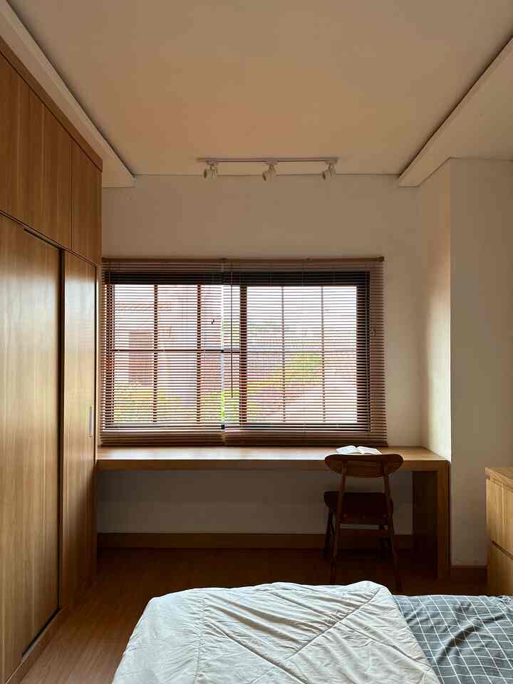 Kamar ini mengusung konsep japandi, sehingga beberapa item kami pilih dengan aksen kayu. Salah satunya venetian blind ini yang ternyata low budget, kami memilih blind tipe ini karena perawatannya mudah.
#japandi #japandistyle #bedroom #dekorasirumah #inspo #aestheticroom 