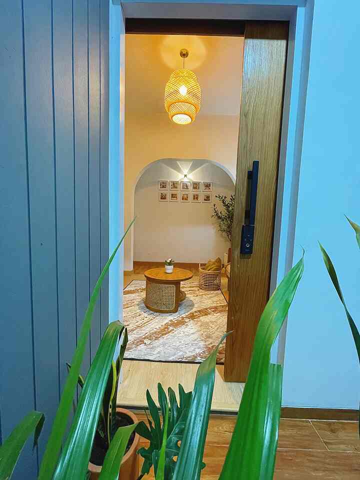 Suasana malam di ruang tamu kecil kami🌙

#nightvibe #livingroom #tinylivingroom #rumahminimalis #scandihome #scandiboho