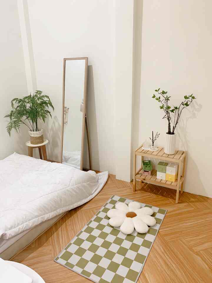 Ig: rumah_fish
Dekorasi kamar memang gak ada habis nya.. 
kali ini ak mau mendekor kamar anak kost ala korea dengan ukuran kamar 3x3m. Beberapa item yang aku gunakan aku liat di beberapa aplikasi rumah.. seperti karpet, meja bundar dan beberapa printilan lain nya seperi lampu kamar tidur.. simple dan nyaman pastinya.. semoga menginspirasi 
#japandi
#scandinavian
#rumahcluster
#rumahdeveloper
#pontianak
#rumahmungil