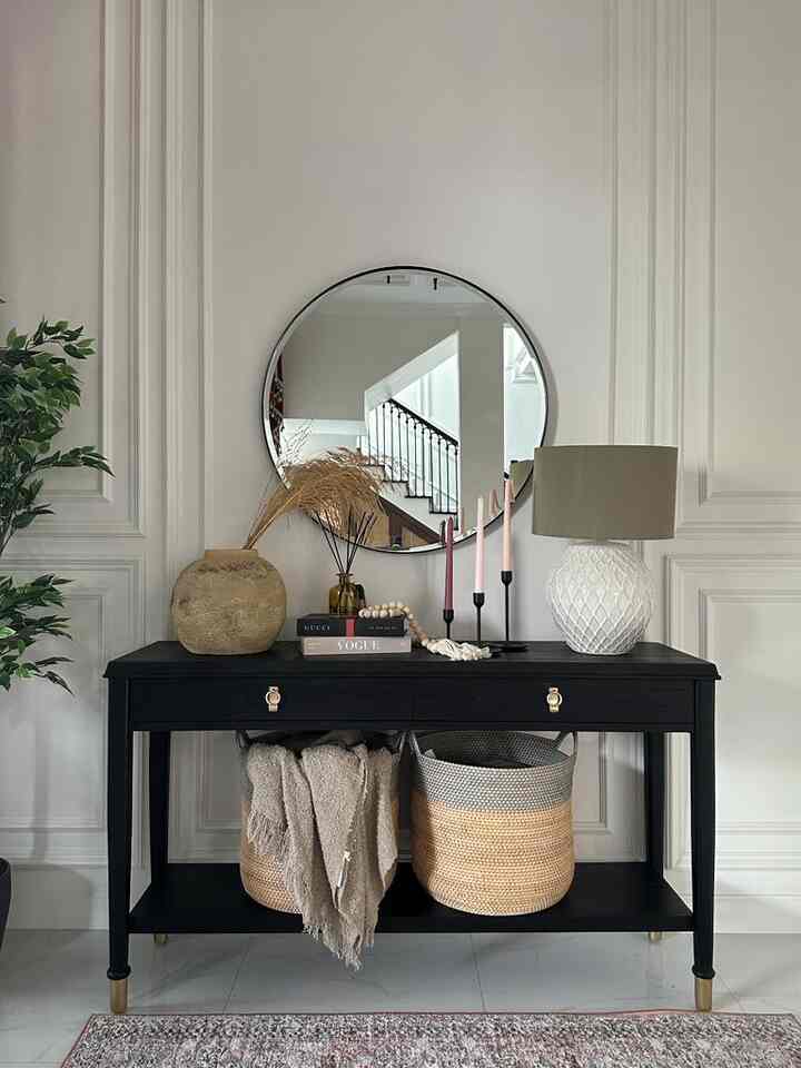 Foyer Makeover 

Selamat malam teman2 semua🤍
Menjelang aktivitas senin aku mau share project make over Foyer di Rumah Shelica.
Dengan budget minimalis aku melalukan sedikit makeover pada bagian console table nih.

Aku mengganti keranjang dari yang sebelumnya agak kecil menjadi sedikit lebar dengan bentuk keraanjang dan warna yang lebih menarik. Tidak lupa di salah satu keranjang aku sisipkan blankert berwarna netral.

Untuk vas bunga aku ganti dengan vas yang berwarna coklat dan lebih besar untuk menimbulkan kesan bold dan mengganti daun kering dari eucalyptus menjadi padi2an..

Semoga menginspirasi🤍

#lowbudgetfoyermakeover #lowbudgetfoyer
#lowbudgetfoyerinspiration #homedecor #homestyling