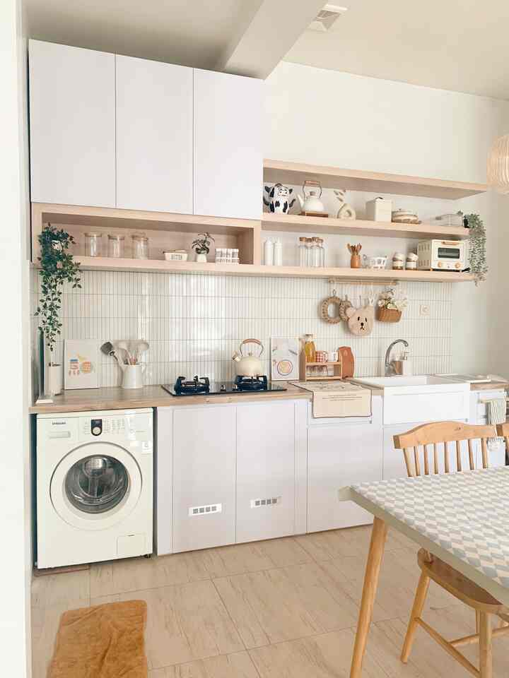 Ig: rumah_fish
Hai ketemu lagi dengan rumah_fish 
Kali ini sedikit informasi singkat mengenai dapur di rumah_fish.. 
Dapur ini memiliki konsep japandi, dengan sentuhan warna white an ld wood dengan beberapa ambalan untuk meletakkan barang2 kebutuhan memasak. Selain itu dapur ini tidak memiliki cookerhood ya karena dapur ini merupakan area terbuka dan menyatu dengan taman. Sekian dan terima kasih semoga bermanfaat ya 🤎
#japandi
#pontianak
#livewithkids
#rumahdeveloper
