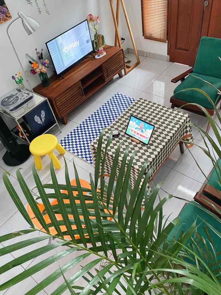 Awalnya kursi jati berbentuk retro/vintage ini beralas sulaman rotan, mengingatkan kursi jadul di ruang tamu rumah simbah, tetapi khawatir lama-lama akan jebol.

Akhirnya meminta custom kepada pengrajin mebel jati di Jepara untuk menggantinya dengan busa dan kain suede hijau agar tone ruangan menjadi lebih segar. 

Kombinasi yang unik antara kayu jati yang dipernis dan kain suede hijau 💚♻️

#customfurniture #personalizedfurniture #uniquefurniture #japandi #tropical #depok #jepara #furniturejati 