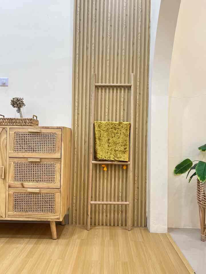 Masih disekitar living room, saya sangat menyukai perpaduan warna diruangan ini dari mulai furniture, sofa maupun warna dari spc dan wpc membuat suasana menjadi lebih hangat. Dengan didominasi unsur kayu & rotan.
#livingroom
#furniturantik 
#homestyling
#dekorasiruangtamu 
#dekorasirumah
#japandistyle
#bandung
#ruangtamu 