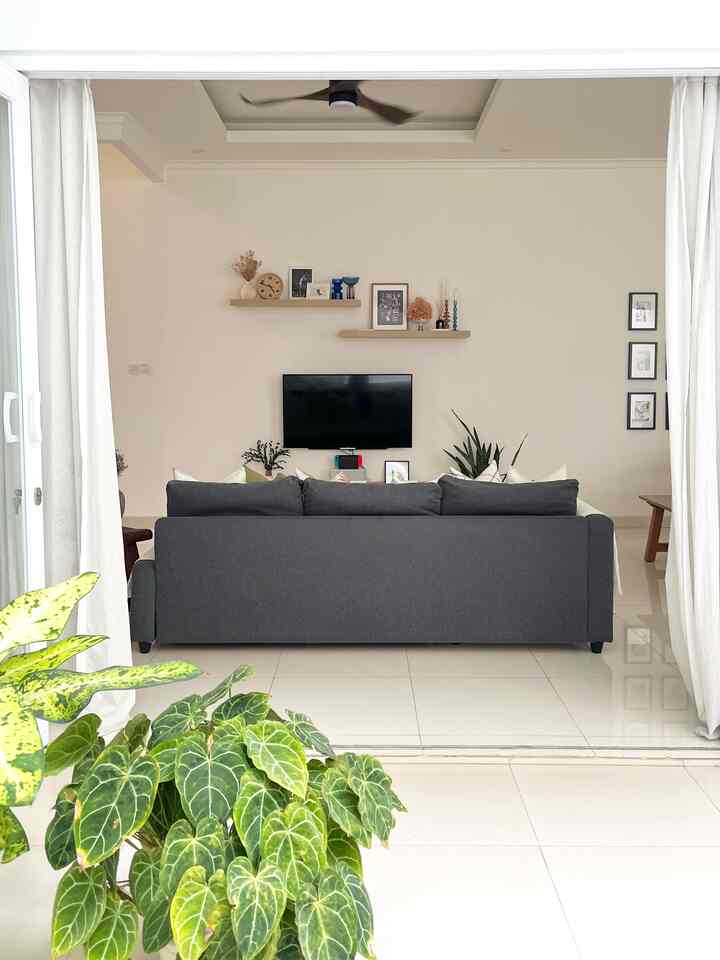 Rumah ini dibangun di atas tanah seluas 198m persegi. Untuk memaksimalkan ruang, kami menggunakan konsep open plan, dimana ruang keluarga, ruang makan, dan dapur menjadi satu ruangan tanpa sekat. 

Di samping ruangan ini, terdapan inner courtyard yang merupakan taman kering sehingga bisa kami pergunakan untuk berkegiatan jika membutuhkan space yang lebih luas. Dengan pintu kaca geser yang bisa dibuka lebar, memberikan kesan lapang dan lega.

#mydreamhouse #bighouseinspo #rumahbesar #openplan #openfloor #livingroom innercourtyard