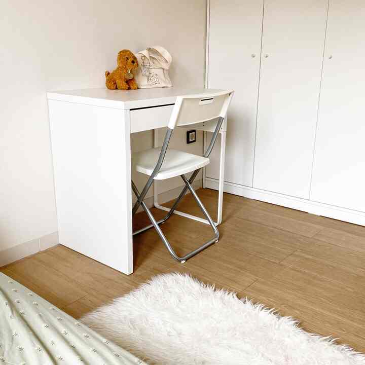 Nuansa putih dan kayu membuat kamar terlihat lebih luas dan rapih.

Aku pakai lemari dengan banyak laci untuk menyimpan barang yang jarang dipakai (baca: tidak estetik 😂).

#ruangankecil  #kamaranakperempuan #kamarminimalis #greynaehaus  #whiteandwooden 