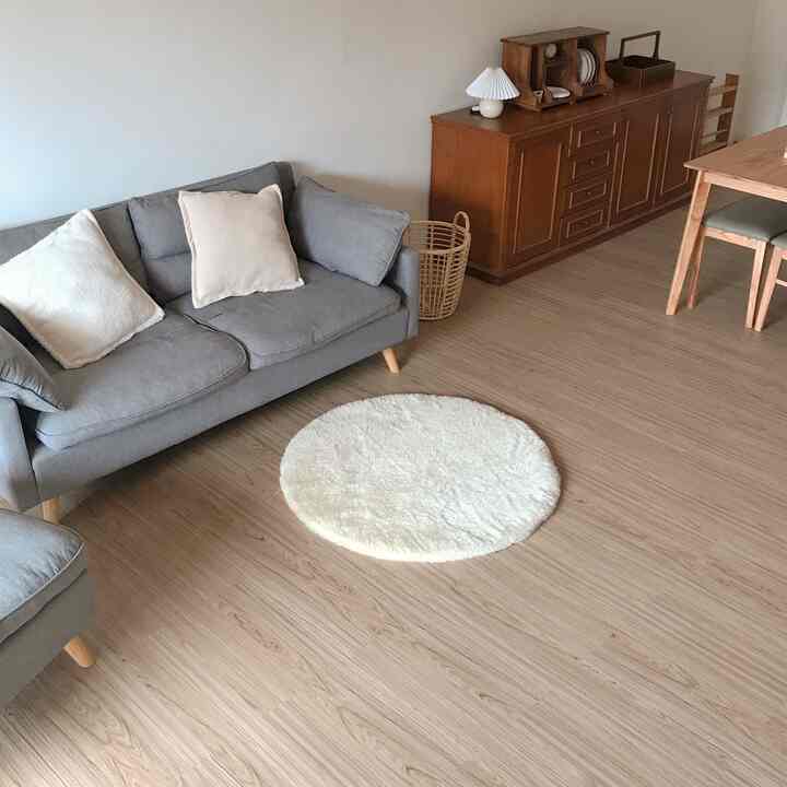 Salah satu element yg sangat mempengaruhi ambience suatu ruangan adalah lantai salah satunya, inilah yg menjadi alasan aku make over lantai di ruang keluargaku #livingroom #vinylfloor #flooringmakeover 