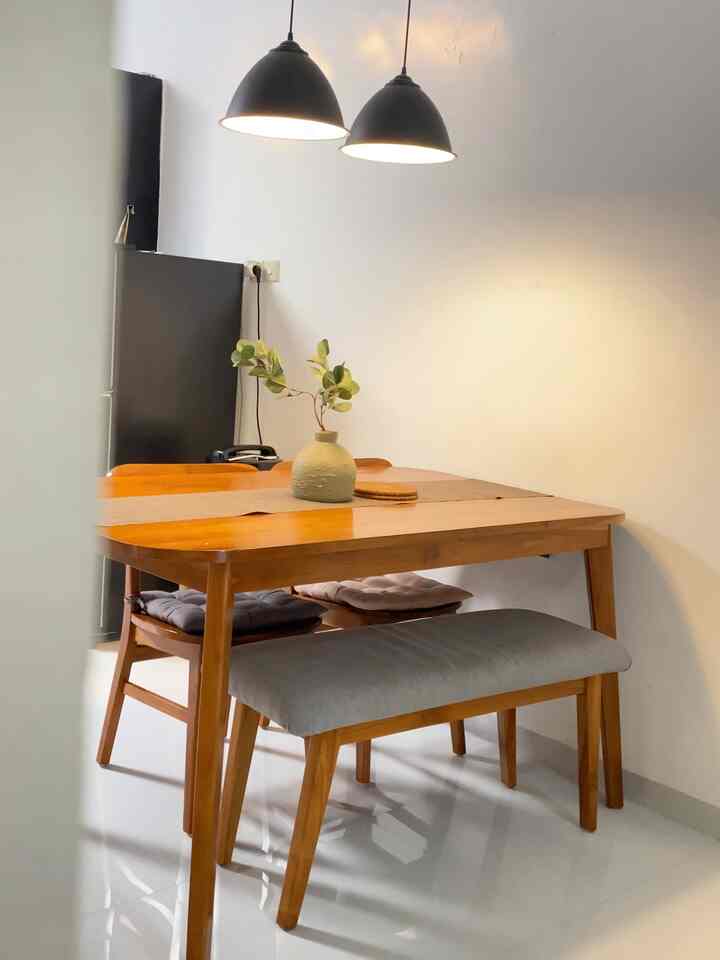 ruang makan yang jadi tempat favorite setelah pulang kantor. 

#ruangmakan #rumahminimalis #ideruangmakan #mejamakankayu #rumahmungil 