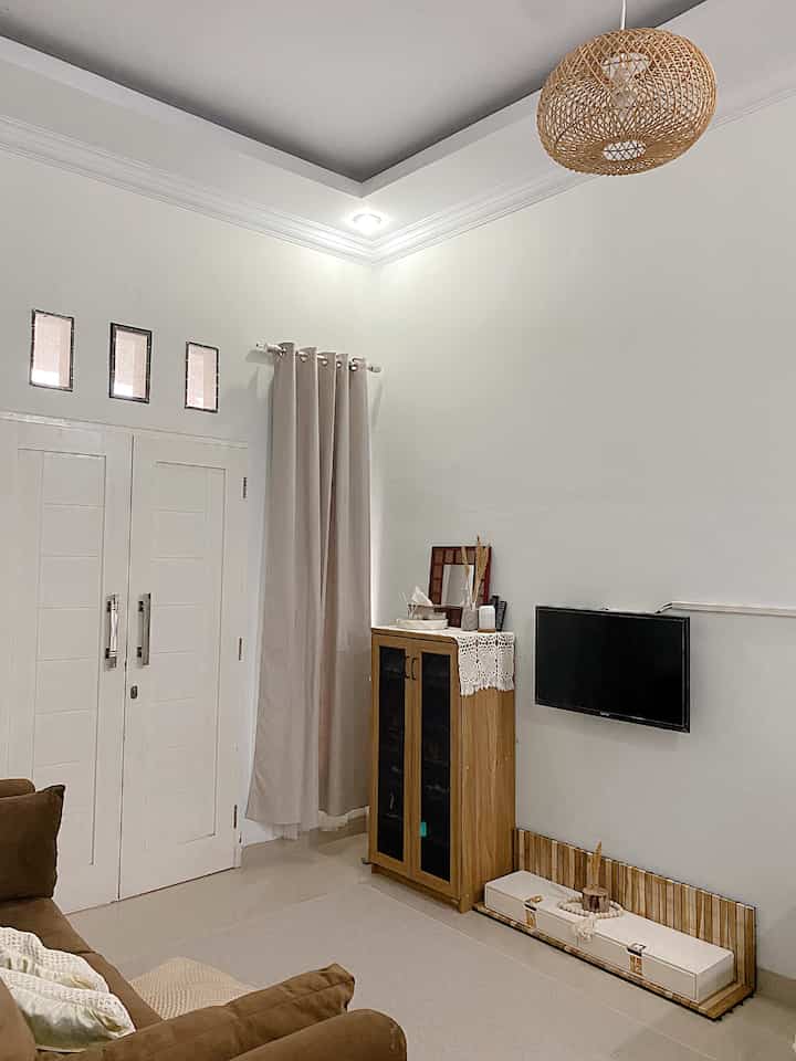 Color Palette ✨
Untuk keseluruhan tema rumah aku mengambil warna earthtone, seperti putih coklat cream hitam abu dan sentuhan kayu. Memilih warna ini karna nyaman dipandang dan rumah terkesan luas dan bersih 

#BringColorsToMyHome #HomeColorPalette #HomeColorDesign #rumahminimalis #scandihome #tinyhome #yositriaa #90m2 #rumahdeveloper #decorlowbudget