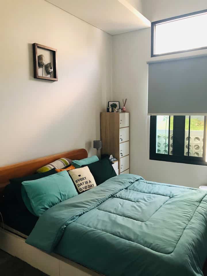 Pemilihan Furniture di rumah dengan lahan terbatas harus fungsional.  Seperti pemilihan tempat tidur dengan laci bawah untuk menyimpan sprei- sprei, rak laci bisa untuk menyimpan tas-tas atau pernik-pernik, dan memanfaatkan bagian partisi dengan menggunakan gypsum untuk rak- rak serta area bawah tangga yang bisa digunakan untuk work area dan utility storage.

#rumahmungil #tinyhouse #nevertoosmall #furniturelahanterbatas #furniturerumahmungil #homedesign #storage