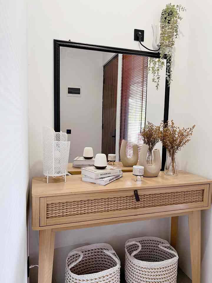 Hello Ohouse friends!

Do you agree that the foyer is one of your favorite spots for reading?
The function of the glass in the foyer is not only for OOTD photos, but gives a spacious impression...
This room, which is only a meter wide, feels relieved by the reflection of the large glass.
Glass is one of the ninja ways to really make a room aesthetic...

#japandi
#House
#foyer
#corridor
#aesthetic
#beautifulspot
#Bandung
#homedecor
#Bandung