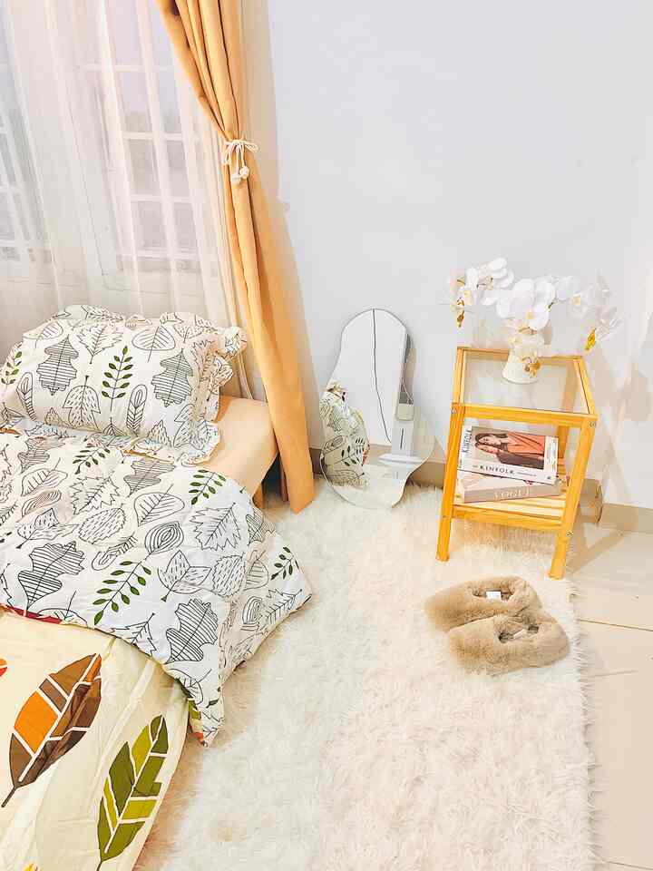 fancy bedroom decor

kamar merupakan salah satu area dimana kita biasanya menginginkan suasana yang nyaman namun tetap manis dengan look fancy.. kali ini aku ingin berbagi styling kamar low budget tapi tetap terlihat fancy. 

1. Gunakan dekorasi / produk dengan warna senada
2. Cermin aesthetic berbentuk ‘wave’ ini merupakan point utama dalam memberikan kesan ‘fancy’ di ruangan mu. bisa di letakkan standing seperti difoto, atau diatas nakas, dan juga bisa di gantung diatas dinding.
3. Pilih lighting warm white yang memberikan kesan hangat.
4. Beri sentuhan aesthetic stuff lainnya seperti bunga, diffuser, buku dll yang akan memberi kesan room kamu makin fancy.

Yok, styling room kamu dengan look fancy tapi tetap “low budget” yess..🌸🫶🏻

#fancybudgetminim
#Loweffortfancy
#Spilldecorlowbudget
#Fancylowbudget